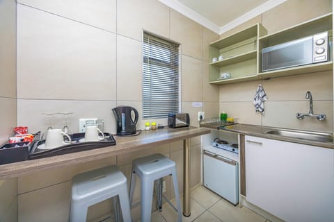 Standard Room, Mountain View | Private kitchenette | Mini-fridge, electric kettle