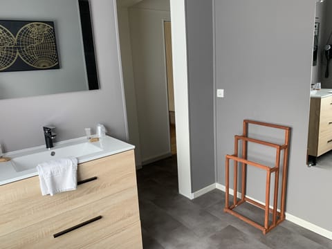Comfort double room | Bathroom | Free toiletries, hair dryer, towels