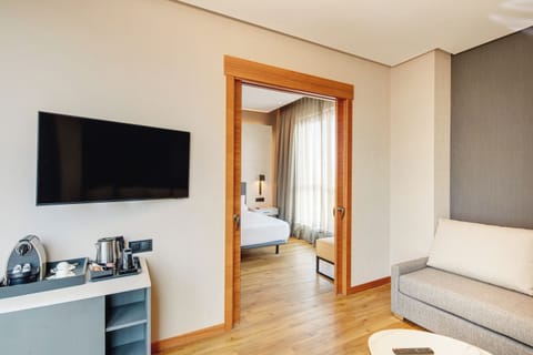 Junior Suite | Premium bedding, down comforters, minibar, in-room safe
