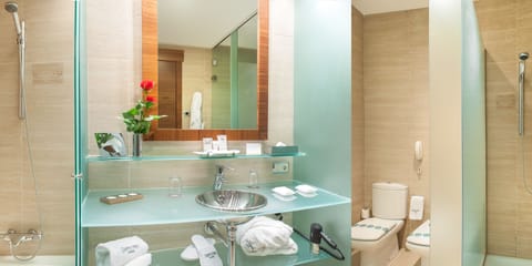 Bathtub, rainfall showerhead, free toiletries, hair dryer