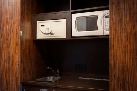 Executive Double Room with lateral river view | Hypo-allergenic bedding, minibar, in-room safe, desk