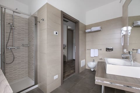 Double or Twin Room | Bathroom | Shower, free toiletries, hair dryer, bidet