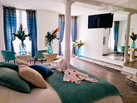 Romantic Suite, 1 Bedroom | In-room safe, individually decorated, individually furnished, desk
