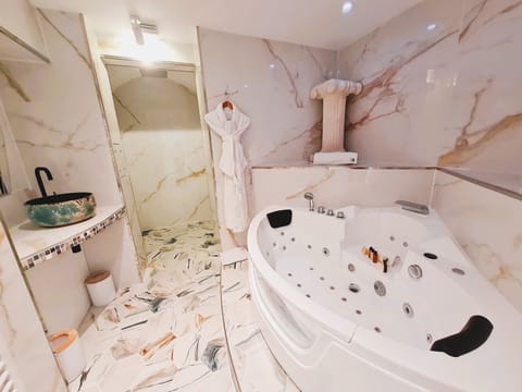 Romantic Suite, 1 Bedroom | Bathroom | Combined shower/tub, hydromassage showerhead, hair dryer, towels