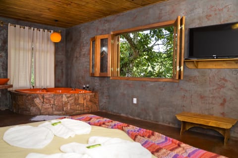 Deluxe Suite | Minibar, individually decorated, bed sheets