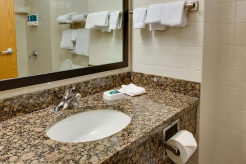 Combined shower/tub, free toiletries, hair dryer, towels