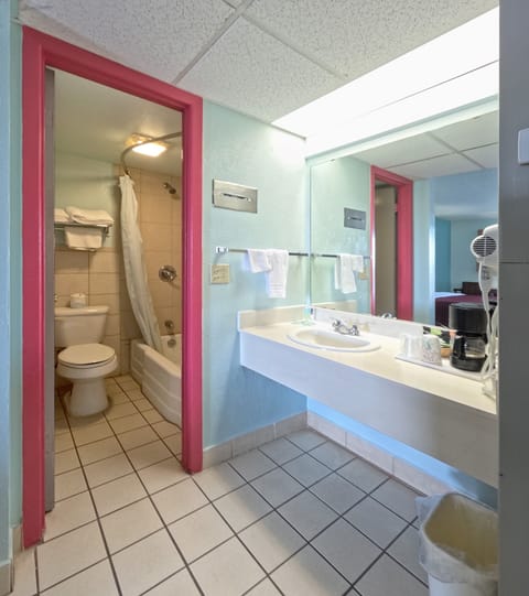 Combined shower/tub, free toiletries, hair dryer, towels