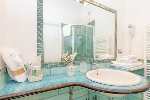 Superior Room, 1 Queen Bed, Balcony, Sea View | Bathroom | Shower, rainfall showerhead, free toiletries, hair dryer