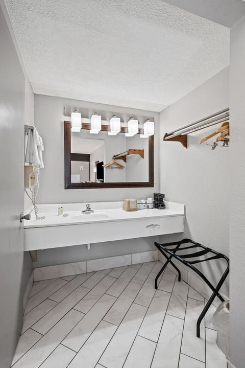 Combined shower/tub, free toiletries, hair dryer, towels