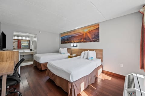 Premium bedding, desk, iron/ironing board, free WiFi