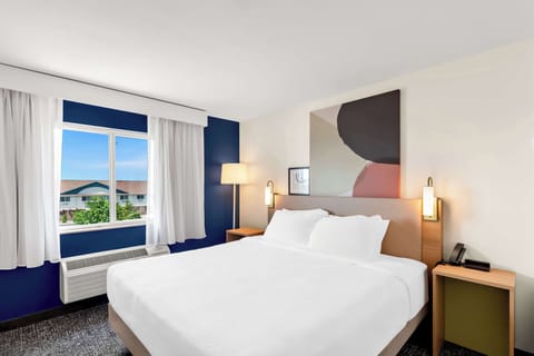 Room, 1 King Bed, Accessible, Bathtub (Mobility) | Desk, iron/ironing board, free WiFi, bed sheets