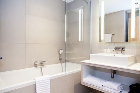 Family Room, 2 Bedrooms, Connecting Rooms | Bathroom | Shower, free toiletries, hair dryer, towels