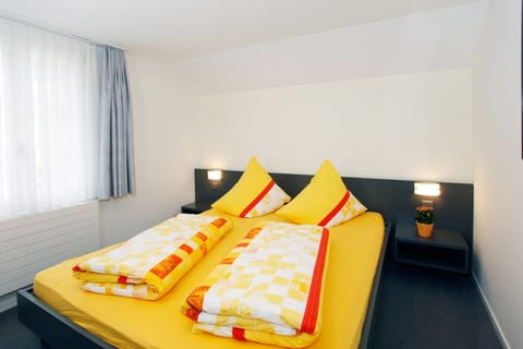 Triple Room, Private Bathroom | Desk, blackout drapes, soundproofing, cribs (free)