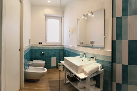 Double or Twin Room | Bathroom | Shower, rainfall showerhead, free toiletries, hair dryer