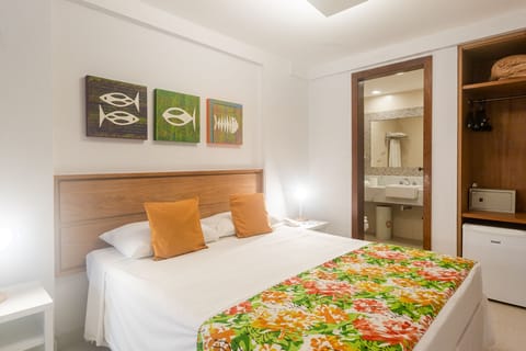 Standard Room | Minibar, in-room safe, desk, blackout drapes