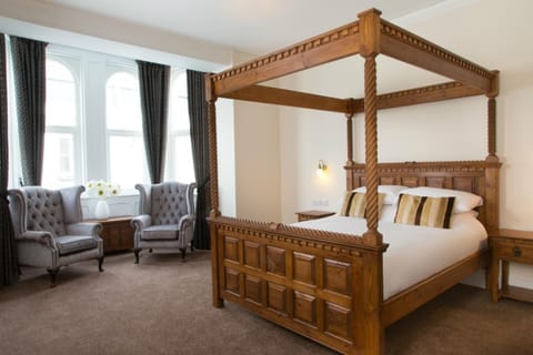 Hypo-allergenic bedding, desk, iron/ironing board, free WiFi