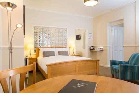 Hypo-allergenic bedding, desk, iron/ironing board, free WiFi