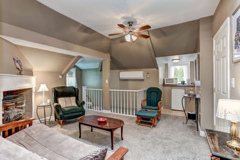 Edwards Suite | Memory foam beds, individually decorated, free WiFi, bed sheets