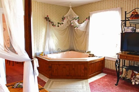 Room, Private Bathroom (Canopy Suite) | Jetted tub