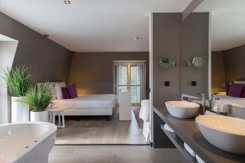 In-room safe, desk, iron/ironing board, cribs/infant beds