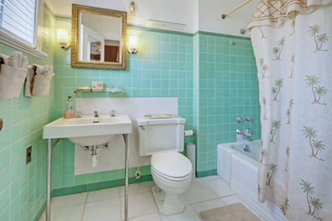 Royal Palm Room (Beach House 2nd Floor) | Bathroom | Designer toiletries, hair dryer, bathrobes, towels