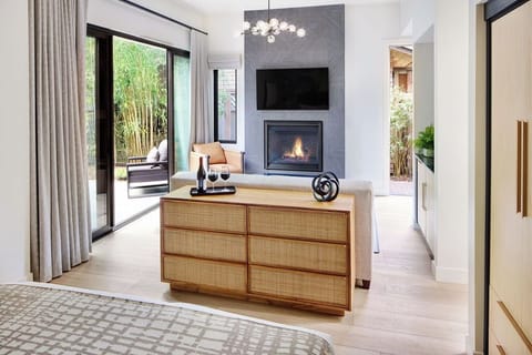 Woodside Suite | Premium bedding, pillowtop beds, in-room safe, blackout drapes