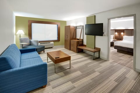 Suite, 1 King Bed | In-room safe, desk, blackout drapes, iron/ironing board