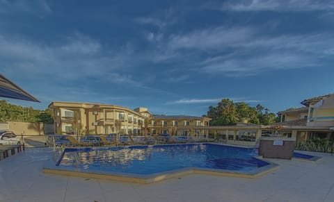 2 outdoor pools
