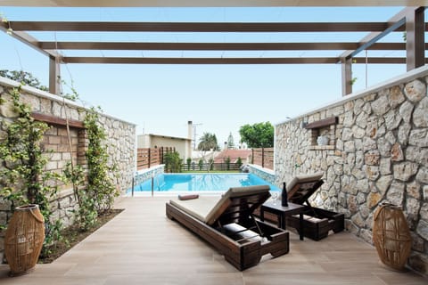 Superior Studio Suite, Private Pool | Egyptian cotton sheets, in-room safe, individually decorated