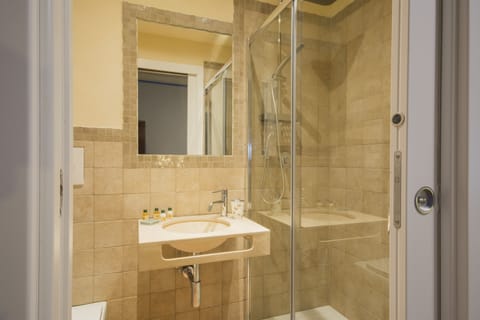 Classic Double or Twin Room | Bathroom | Hair dryer, towels, soap, shampoo