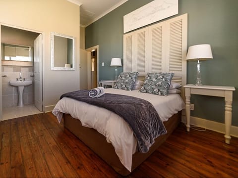 In-room safe, desk, laptop workspace, soundproofing