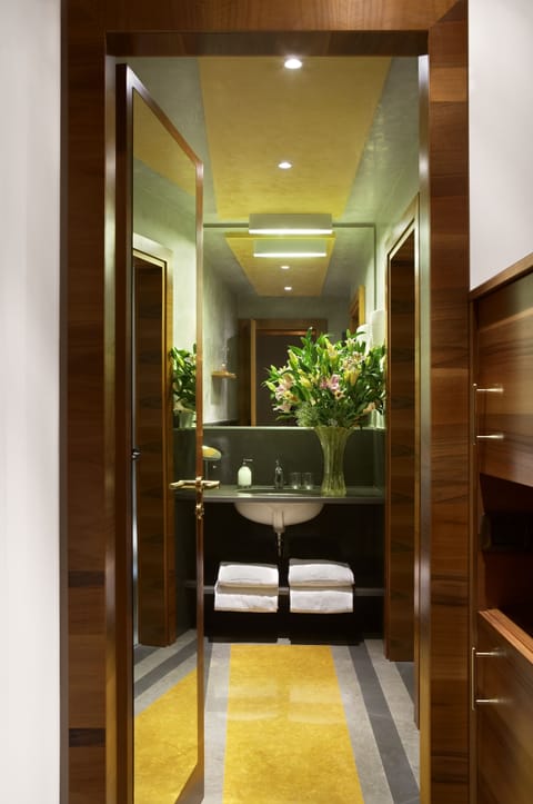 Junior Suite | Bathroom | Combined shower/tub, free toiletries, hair dryer, slippers