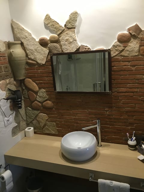 Classic Double Room | Bathroom | Shower, rainfall showerhead, free toiletries, hair dryer