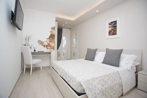 Minibar, in-room safe, desk, laptop workspace