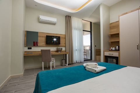 Family Room | Premium bedding, minibar, in-room safe, desk