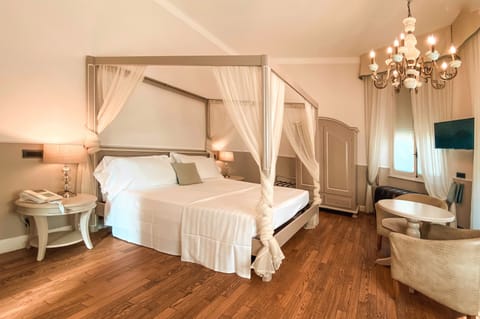 Executive Double Room | Down comforters, minibar, in-room safe, desk