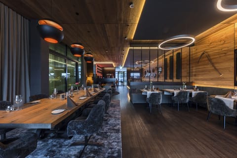 2 restaurants, dinner served