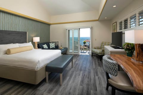 Premium bedding, in-room safe, desk, iron/ironing board