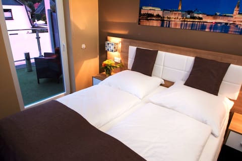 Double Room, Terrace & Shared Bathroom | Minibar, desk, iron/ironing board, free WiFi