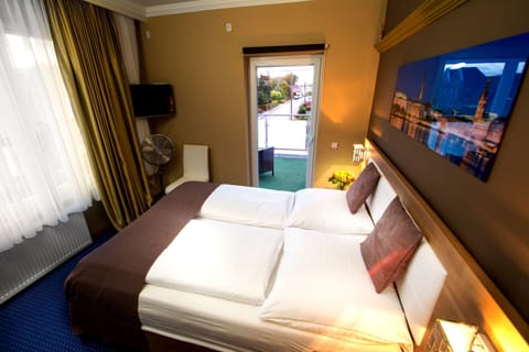 Double Room, Terrace & Shared Bathroom | Minibar, desk, iron/ironing board, free WiFi