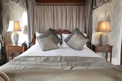 Superior Room | Desk, iron/ironing board, free cribs/infant beds, free WiFi