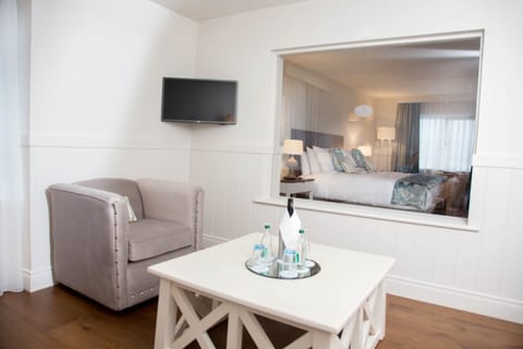 Honeymoon Suite, 1 King Bed | In-room safe, desk, iron/ironing board, rollaway beds