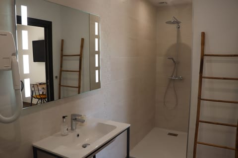 Superior Double Room | Desk, soundproofing, iron/ironing board, free WiFi