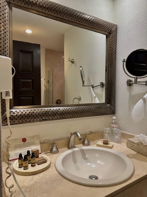 Deluxe Room, 1 Queen Bed | Bathroom | Shower, designer toiletries, hair dryer, slippers