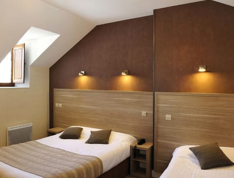 Triple Room | Premium bedding, in-room safe, individually furnished, desk