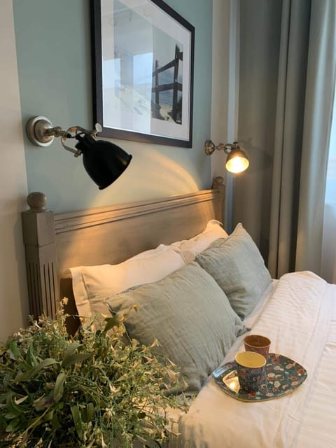 Double standard douche | Minibar, in-room safe, blackout drapes, free WiFi