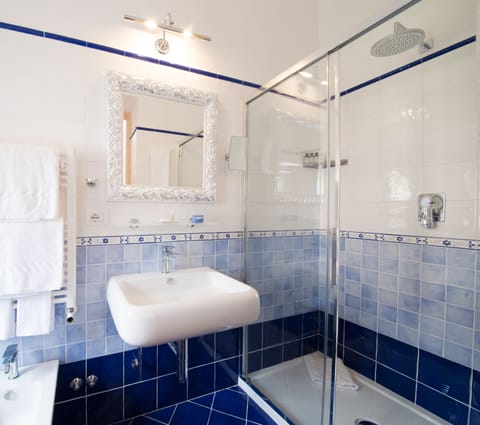 Standard Double Room | Bathroom | Hair dryer, bidet, towels