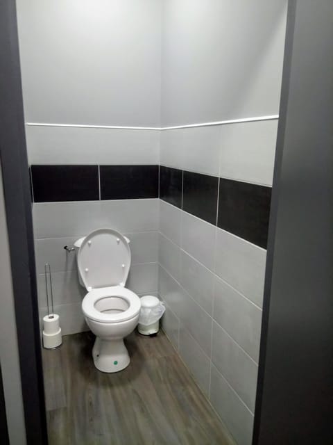 Single Room | Bathroom amenities | Shower, free toiletries, towels