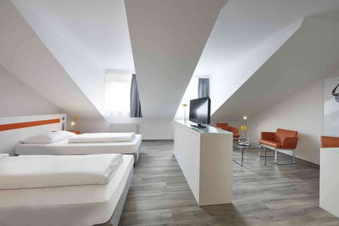 Business Twin Room | In-room safe, desk, blackout drapes, iron/ironing board