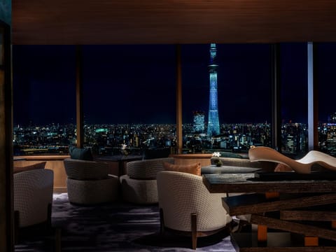 2 bars/lounges